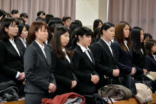 美しい立ち姿を学ぶ学生たち