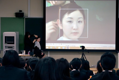 ４年生学生をモデルに、メイクの実演指導