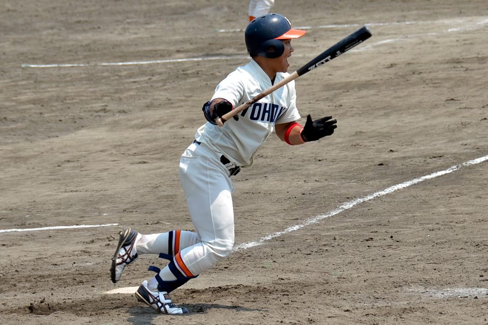仙台大学3回戦　9回裏1死二塁、右前にサヨナラ打を放つ代打古川