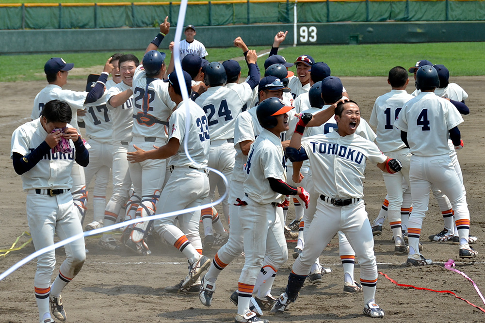 サヨナラでの劇的優勝を果たし、歓喜する選手たち。左は涙をぬぐう楠本選手