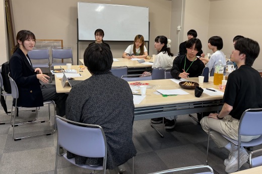 カフェといいつつ、これも学びの場。大事な言葉はしっかりメモを取る