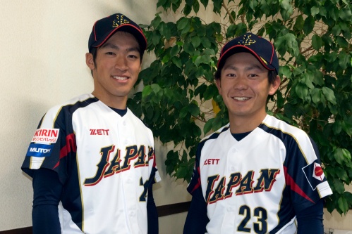 大学軟式野球日本代表として国際親善試合に出場した小笠原選手（左）と坂本選手