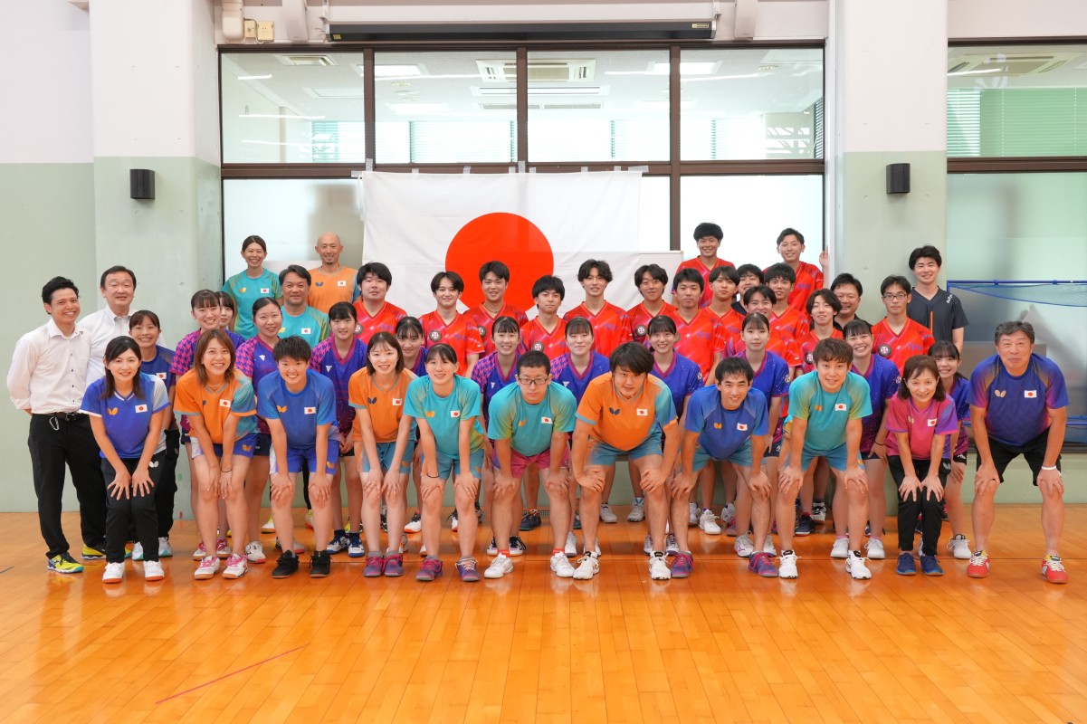 卓球部員とデフリンピック日本代表メンバーとの集合写真