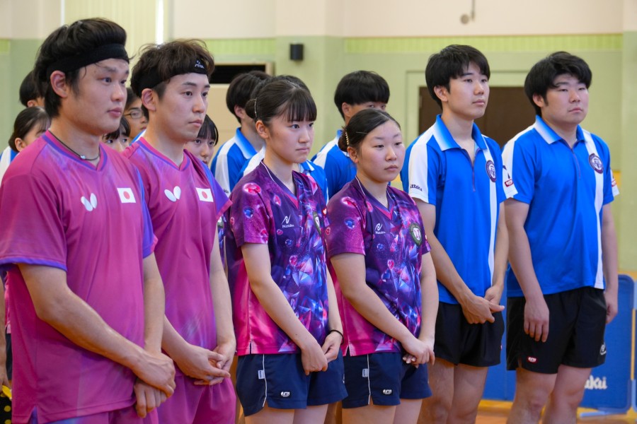学長からの話を聞く卓球部員とデフリンピック日本代表メンバー