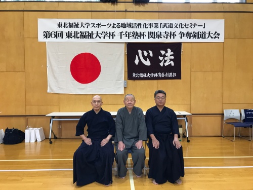 右から駒澤大学剣道部コーチ西山雅規先生、関泉寺田村住職、東京在住横山先生