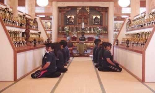 剣禅一如の精神を養う「座禅会の様子」
