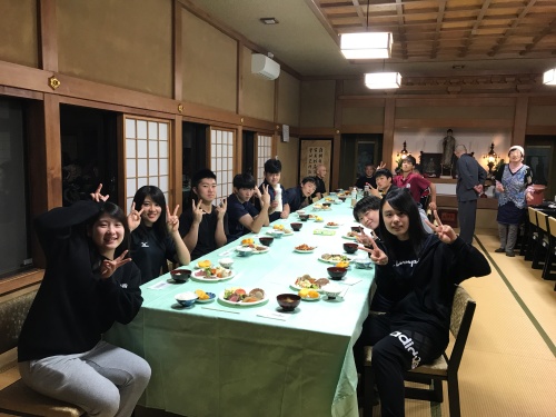 関泉寺、地元の方々が真心を込めて作ってくれた手料理に舌鼓をうつ部員たち