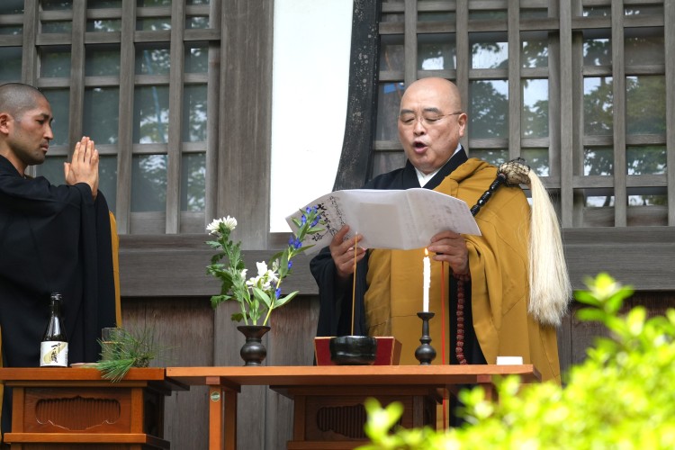 坐禅堂前松の木供養の法要が営まれました