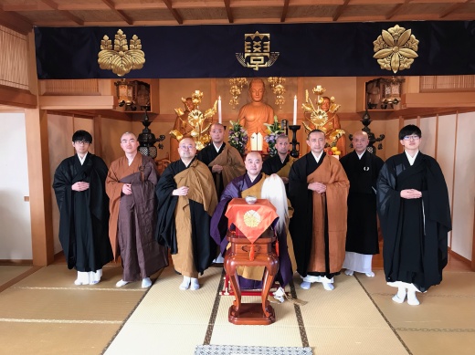 導師を務めた千葉学長、教職員と学生