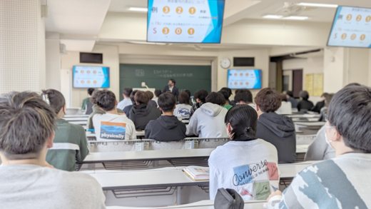 資格のガイダンスを聴く学生の様子