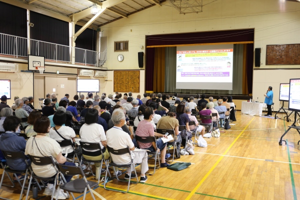 会場を後ろから