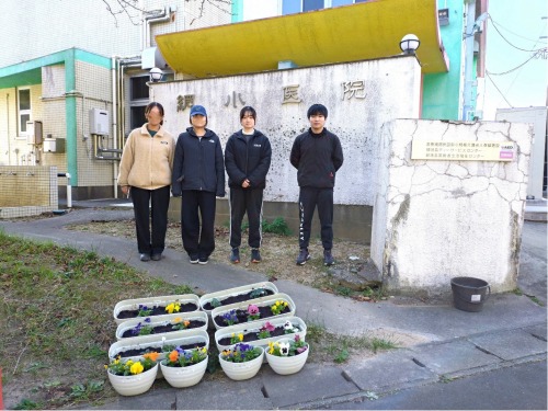 網小医院の正面玄関にて