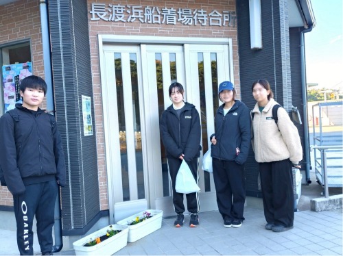 船着き場待合所にて