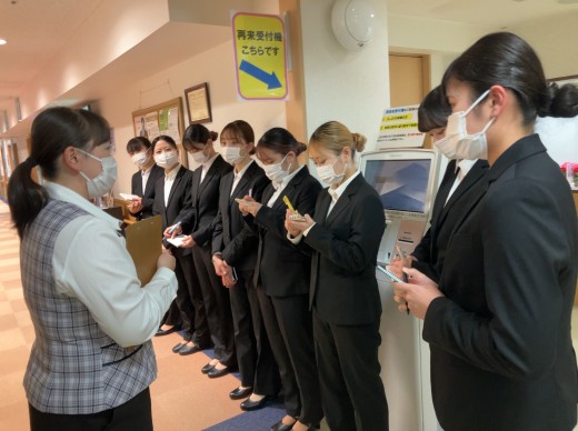 メモを取る学生