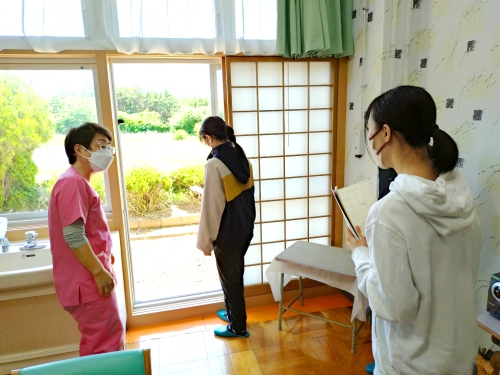 院内見学の様子　阿部看護師の説明を熱心に聴く学生