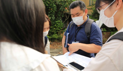 常に現在地を把握しながら、周りの地形環境を把握していきます。自然災害から地域の人たちの命を守るため、私たちはいつも真剣です