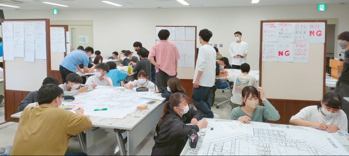 「避難所」の平面図を見ながら運営を検討する学生たち