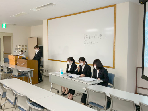 3名の司会者（手前）と発表者