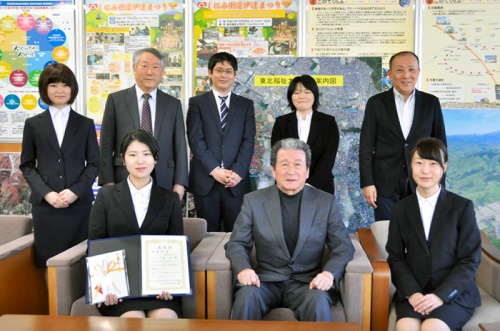 最優秀賞受賞を大竹副学長に報告に訪れた教員と学生