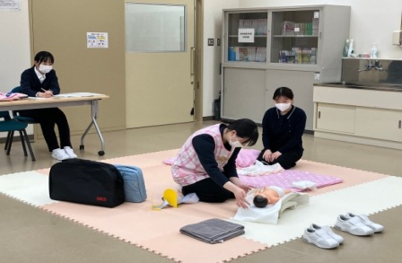 保健師役、母親役、観察者役に分かれ演習を行いました