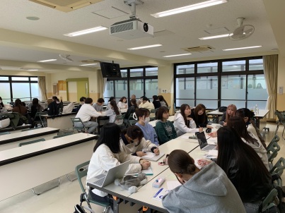 【保健看護学科】リエゾンゼミⅠ　4年生との交流会
