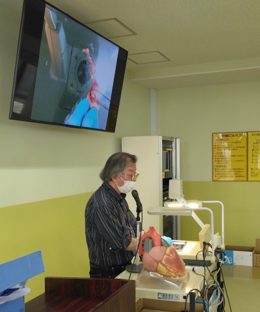 解剖手順を一つずつモニターで実演解説