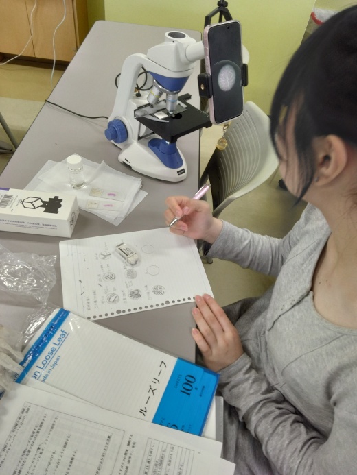 顕微鏡画像をスマートフォンで撮影します