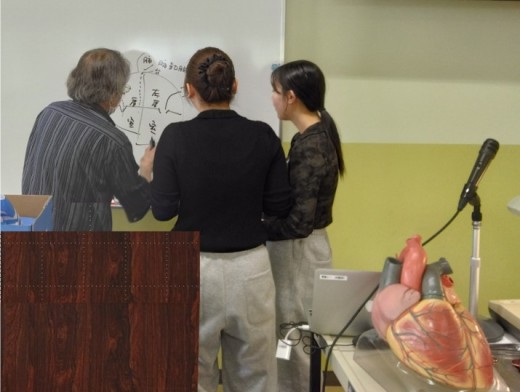 授業後も質疑応答する学生と教員の様子