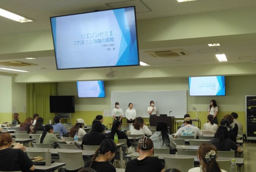 学生が司会進行を担当しました。