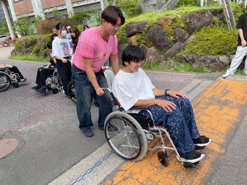 【作業療法学専攻１年生】リエゾンゼミⅠ：早期体験実習に向けて車椅子体験や感染予防演習を実施しました！
