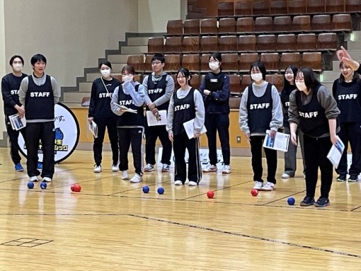 競技開始前のボッチャ体験の様子