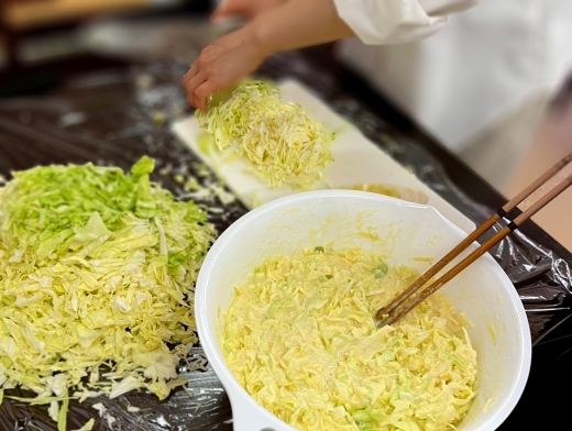 お好み焼きの準備をしている様子