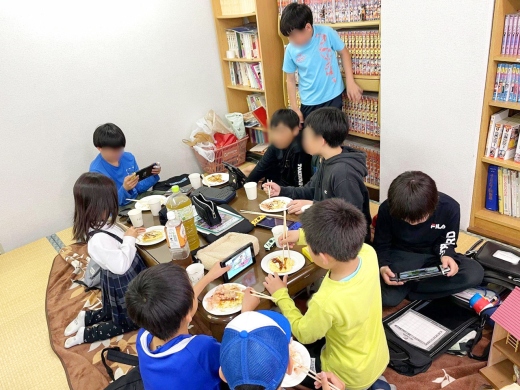 みんなで食事や会話を楽しんでいる様子