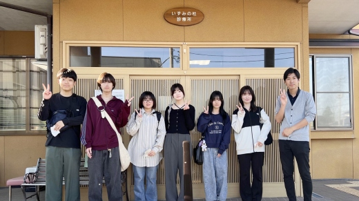 いずみの杜診療所前で集合写真