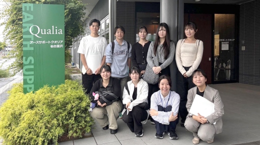 アースサポートクオリア仙台富沢の前で集合写真