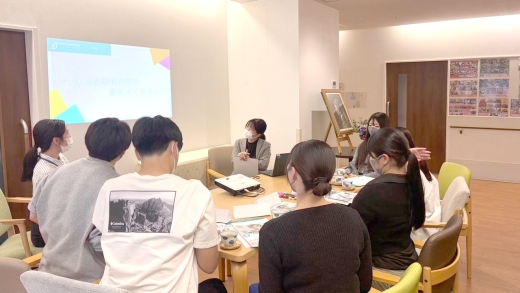 プロジェクターを使っての説明をしていただいている様子