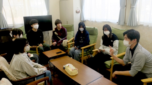 いずみの杜診療所でお話を伺っている様子