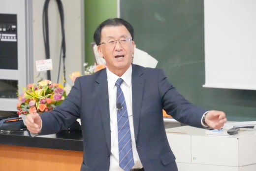 講義をする赤塚俊治教授