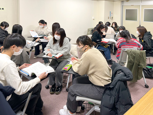4年生が1人ずつ入った少人数グループで話を聴く3年生
