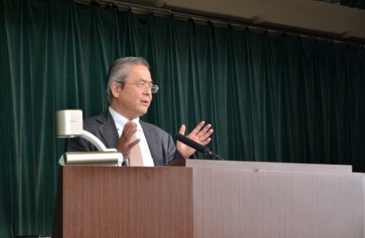 面接試験について説明する都築光一教授