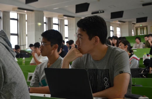 教員の説明を真剣に聞く学生たち
