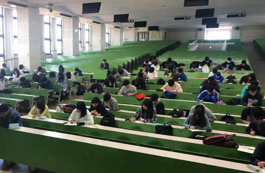 模擬試験にのぞむ福祉行政学科の学生