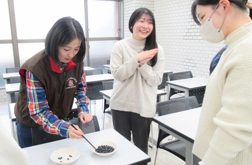 中国箸・韓国箸で豆掴み