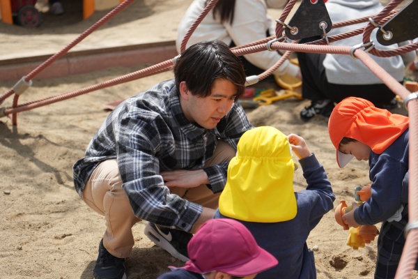 園庭でさまざまな遊びを子どもたちと楽しむ学生たち