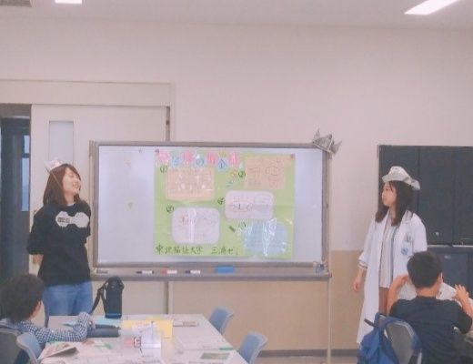 「ことばの貯金箱」の説明をする学生たち