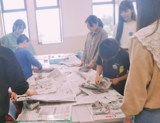 新聞からたくさんの言葉を見つける子どもたち