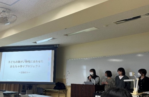 「子どもの障がい特性に合わせたおもちゃ作りプロジェクト」の紹介をする様子