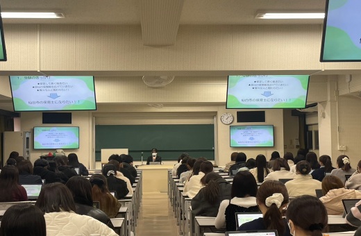 公務員保育士試験に合格した4年生の講話の様子①