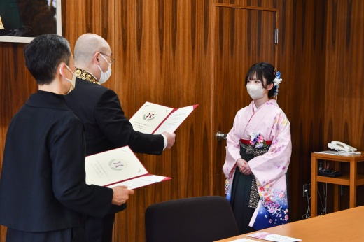 卒業式当日、学長より修了證書が授与されます