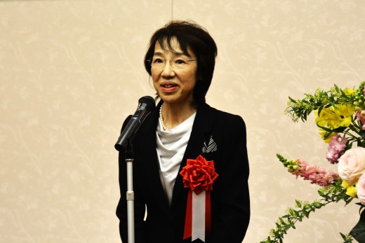 授賞式で挨拶する鈴木特任教授